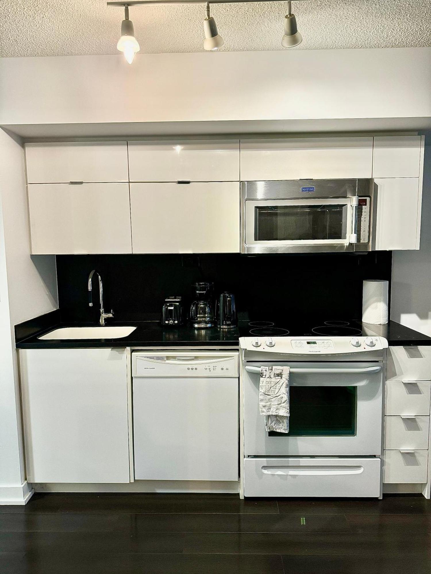 Lush Condo By Cntower - Free Parking 토론토 외부 사진