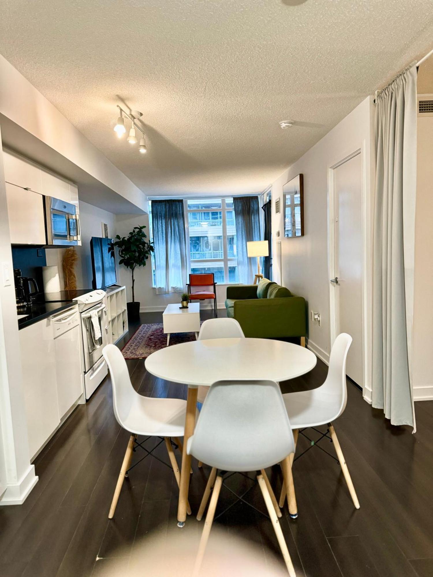 Lush Condo By Cntower - Free Parking 토론토 외부 사진
